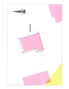 Situasjonsplan som viser bygningens plassering på tomten i forhold til naboeiendommer (merket med bokstaver) og en vei (Kabelgrøft).