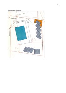 Situasjonskart som viser tomtens form, bygningers plassering og parkeringsplasser.