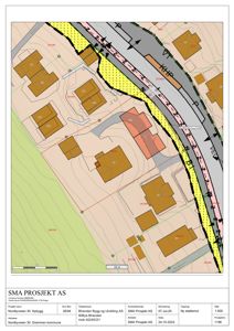 Situasjonsplan som viser tomtens beliggenhet, nabotomter, veier (med trafikkforhold), terrengform og planlagt ny støttemur.