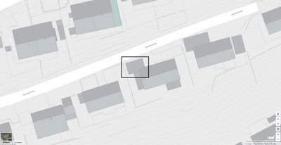 Kartutsnitt (sannsynligvis fra Google Maps eller lignende) som viser en situasjonsplan med bygninger, veier og terrengkonturer.