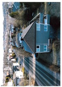 Luftfoto av en boligbebyggelse med fokus på en grå husfront.