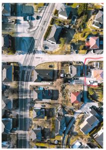 Flyfoto eller luftfoto av et boligområde med veier og hus.