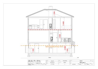 Snittegning av en bolig som viser romfordeling, høyder og terrengnivå.