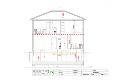 Snittegning av en toetasjes bolig med høydeangivelser og terrenglinje.