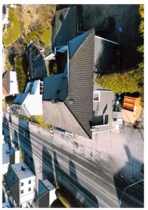 Luftfoto av en bolig med tilhørende hage og nabolag.