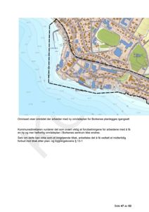 Kart som viser et område med bygningsplasseringer, vann og terrengkonturer, med en markert omrisslinje.