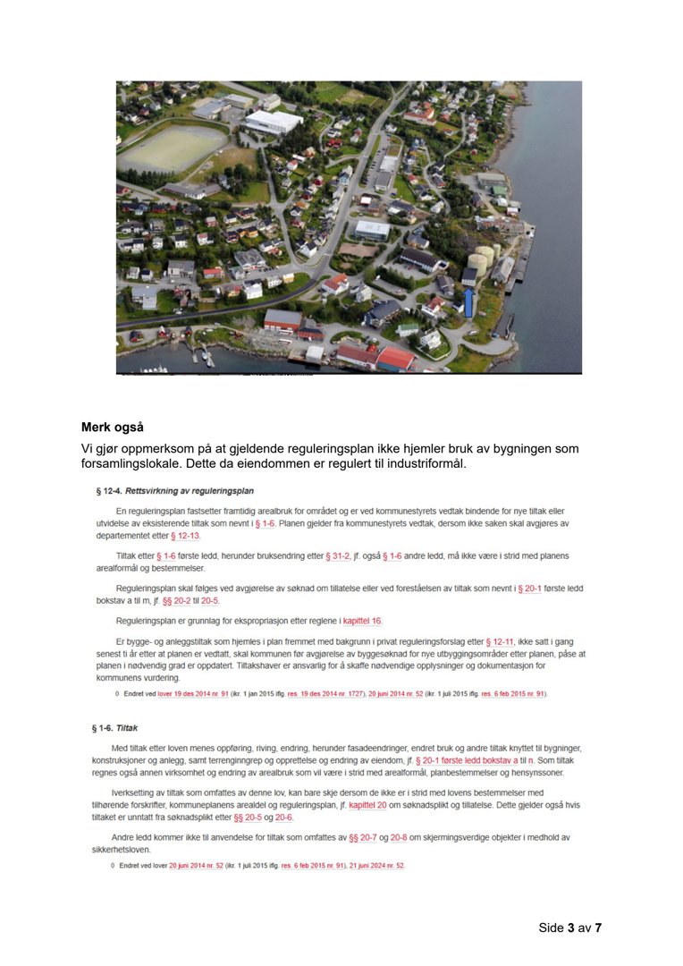 Luftfoto av et industriområde med flere bygninger, veier og vann. En blå pil peker på en spesifikk bygning.