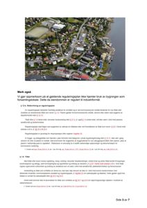 Luftfoto av et industriområde med flere bygninger, veier og vann. En blå pil peker på en spesifikk bygning.