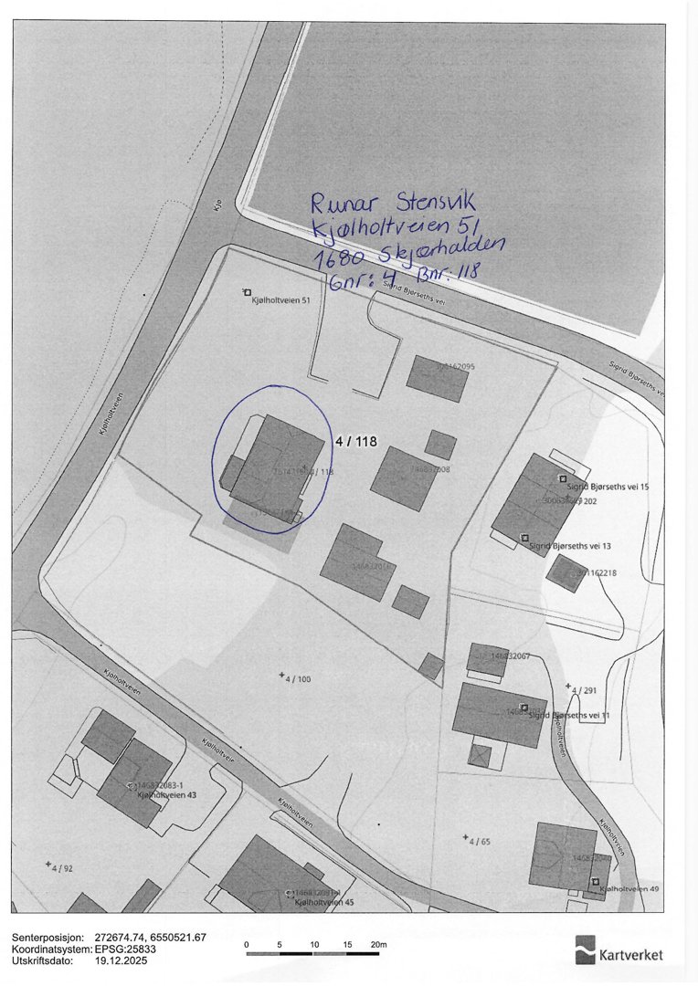 Situasjonsplan som viser tomt, bygninger og veier med koordinater.