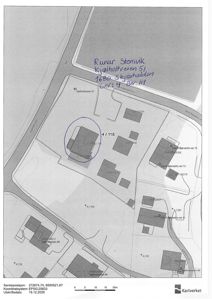 Situasjonsplan som viser tomt, bygninger og veier med koordinater.