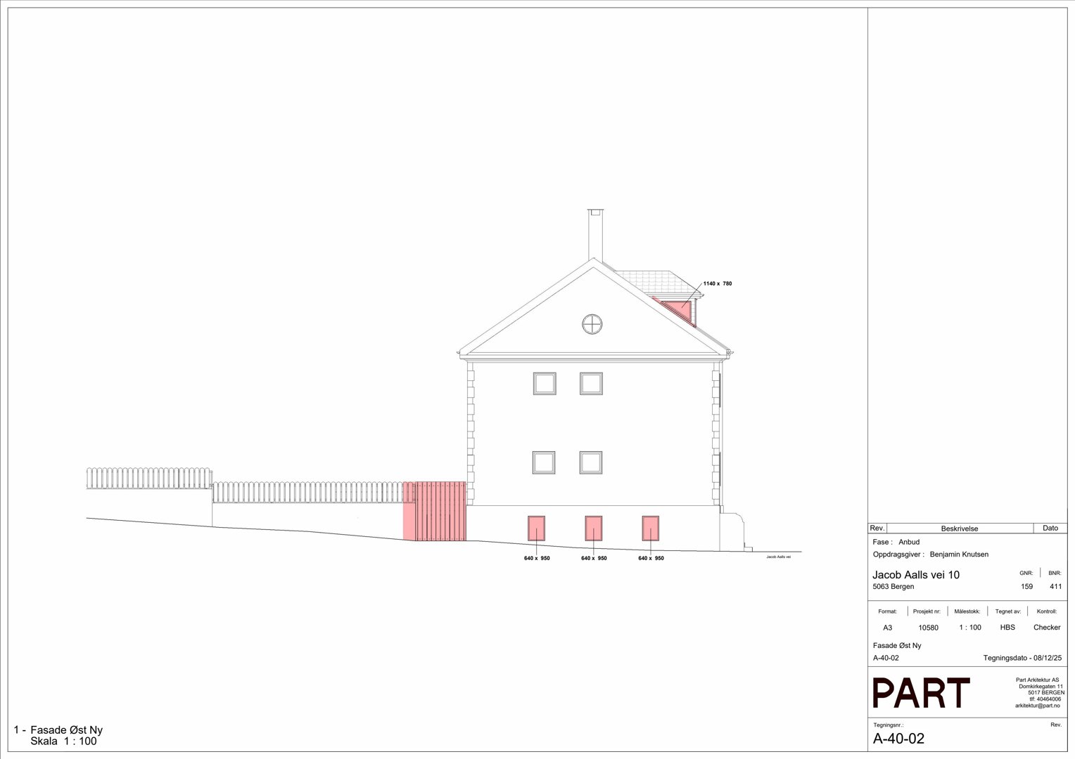 Fasadetegning som viser bygningens utseende fra øst, inkludert vinduer, takform, hekk og terrassetrinn.