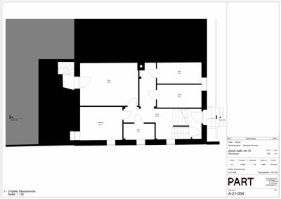 Etasjeplan eller kjellerplan som viser romfordeling, vegger og dører i et bygg.