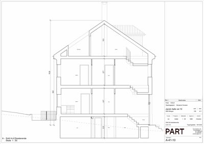 Snittegning (A-A) som viser bygningens tverrsnitt, høyder og romfordeling.