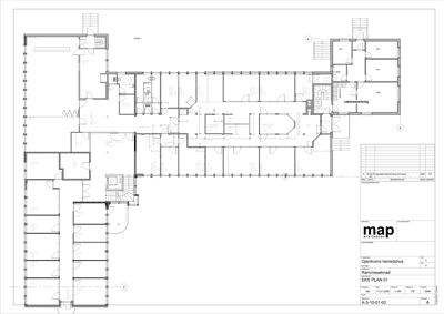 Etasjeplan (EKS PLAN 01) som viser romfordeling, vegger og trapper i et bygg.