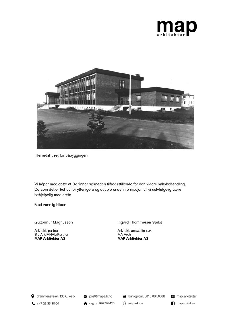 Sort-hvitt fotografi av et teglhengt bygg (Herredshuset) sett fra foran.