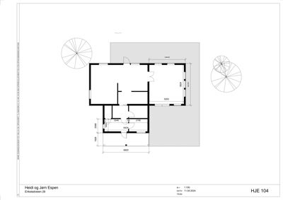 Etasjeplan (HJE 104) som viser romfordeling, dører, vinduer og mål for en bolig.