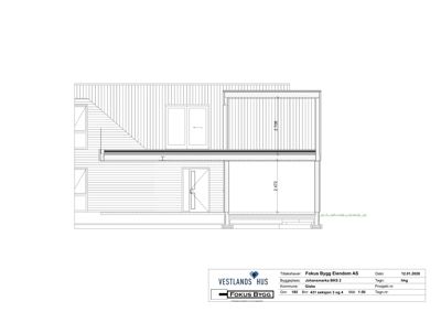 Snittegning som viser tverrsnitt gjennom bygningens fasade, inkludert vinduer, dører, takhøyder og konstruksjonsdetaljer.