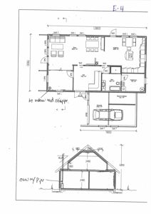 Etasjeplan med romfordeling, mål og en snittegning av takkonstruksjon.