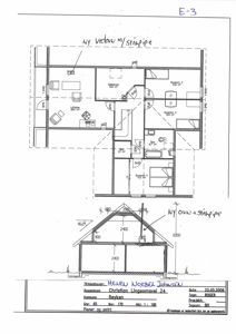 Etasjeplan med romfordeling, dører, vinduer og mål for en bolig.