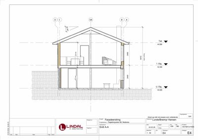 Snittegning (Snitt A-A) som viser bygningens tverrsnitt, høyder og romfordeling.