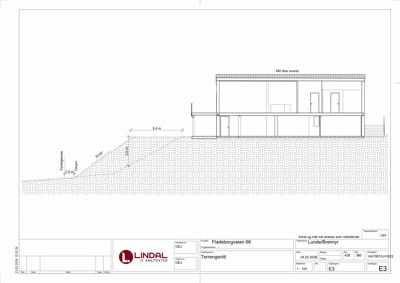 Tegning som viser et tverrsnitt (snitt) gjennom en bygning i forhold til terrenget, med angivelse av høyder og terrengforhold.