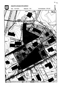 Situasjonsplan eller kartutsnitt som viser tomt, bygninger, vegnett og topografi.