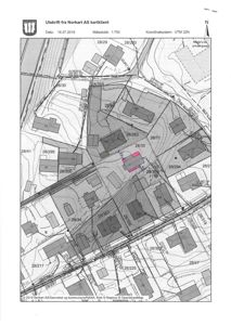 Situasjonsplan eller kartutsnitt som viser tomtedeling, eiendomsgrenser og bygningsplassering med målestokk 1:750.