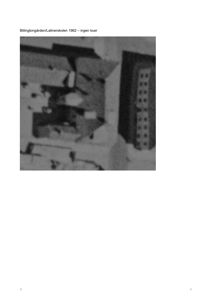Et svart-hvitt fotografi av en bygning eller en del av en bygning, med teksten 'Billingtongården/Latinerskolen 1962 – ingen buer' over.