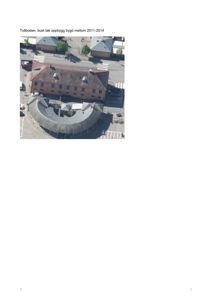 Luftfoto av en bygning med takoppbygging, med tekstbeskrivelse over bildet.