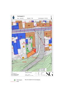 Situasjonsplan som viser tomtens grenser, naboeiendommer, vegforhold og høydeforhold.