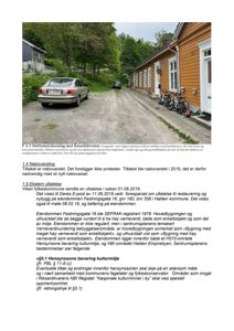 Fotografi av en gult malt trehus med en støttmur i forgrunnen og sykler parkert utenfor.