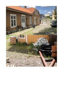 Fotografi av en gul trehus med rød takflis, sykler utenfor, og en bakgård med byggematerialer.