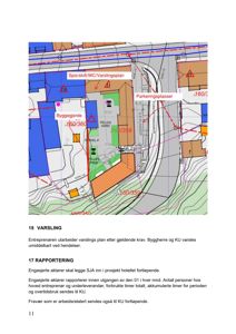 Situasjonsplan som viser bygningens plassering på tomt, parkeringsplasser, vegger og høydeforhold.