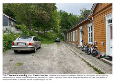 Fotografi av dagens situasjon med bil, sykler og en gul bygning ved en vei.