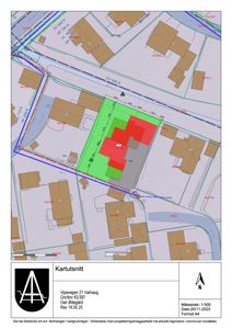 Situasjonsplan (kartutsnitt) som viser tomtens plassering i forhold til nabolag, veier og høydemålinger.