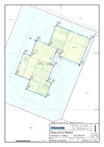 Etasjeplan (plantegning) som viser romfordeling, mål og høyder for en bygning.