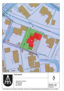 Situasjonsplan (kartutsnitt) som viser tomtens plassering i forhold til nabolag, veier og vannløp.