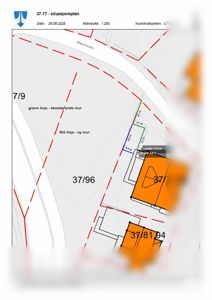 Situasjonsplan som viser tomtens grenser, eksisterende og planlagt mur, samt plassering av bygninger.