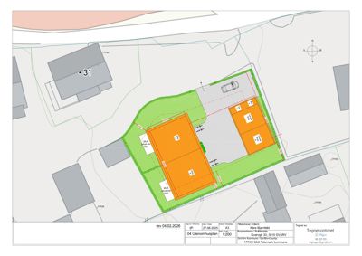 Situasjonsplan som viser tomtens grenser, nabobebyggelse, plassering av nye bygg (orange), innkjøringsvei og parkeringsplasser.