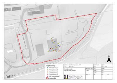 Situasjonsplan som viser etasjeforhold, terrenglinjer, nabobygninger og en markert tiltaksområde med prøvetakingspunkter.