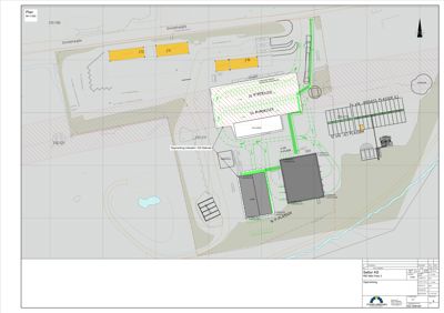 Situasjonsplan som viser bygningenes plassering på tomten, veier, parkeringsplasser og omgivelser.