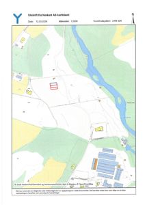Situasjonsplan eller tomtekart som viser bygningens plassering i forhold til nabolag, veger og natur.