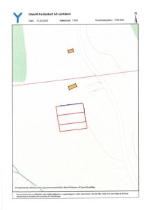 Situasjonsplan eller kartutsnitt som viser bygningens plassering på tomt med angitt målestokk og koordinatsystem.