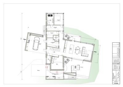 Etasjeplan (1. etasje) som viser romfordeling, dører, vinduer, trapp og uteplasser.