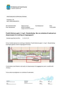Situasjonsplan som viser bygningens plassering i forhold til naboeiendom (Fortau) og innendørs/uteområder.
