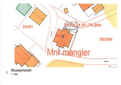 Situasjonskart (tomteplan) som viser bygningenes plassering i forhold til nabotomter, veier og eiendomsnummer.