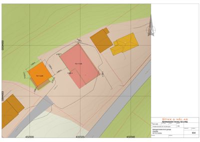 Situasjonsplan som viser tomtens form, grenser, høydekurver (konturlinjer) og plassering av bygninger med angitte mål.