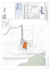 Situasjonsplan som viser bygningens plassering på tomt med høydekurver, vei og omgivende terreng.