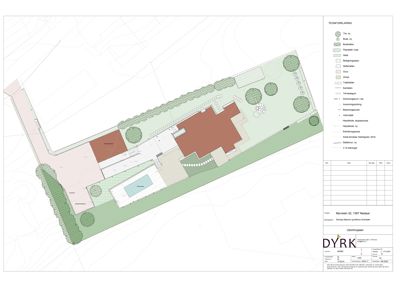Situasjonsplan som viser bygningens plassering, tomtegrenser, beplantning og terrengforhold.