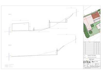 Bildet viser snittegninger (Snitt C og Snitt D) av en bygning, inkludert situasjonsplan og terrengforhold.